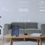Tavoletta digitale con interfaccia smart home appoggiata su un tavolo di legno