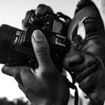 Ragazzo che scatta una foto con una reflex Nikon
