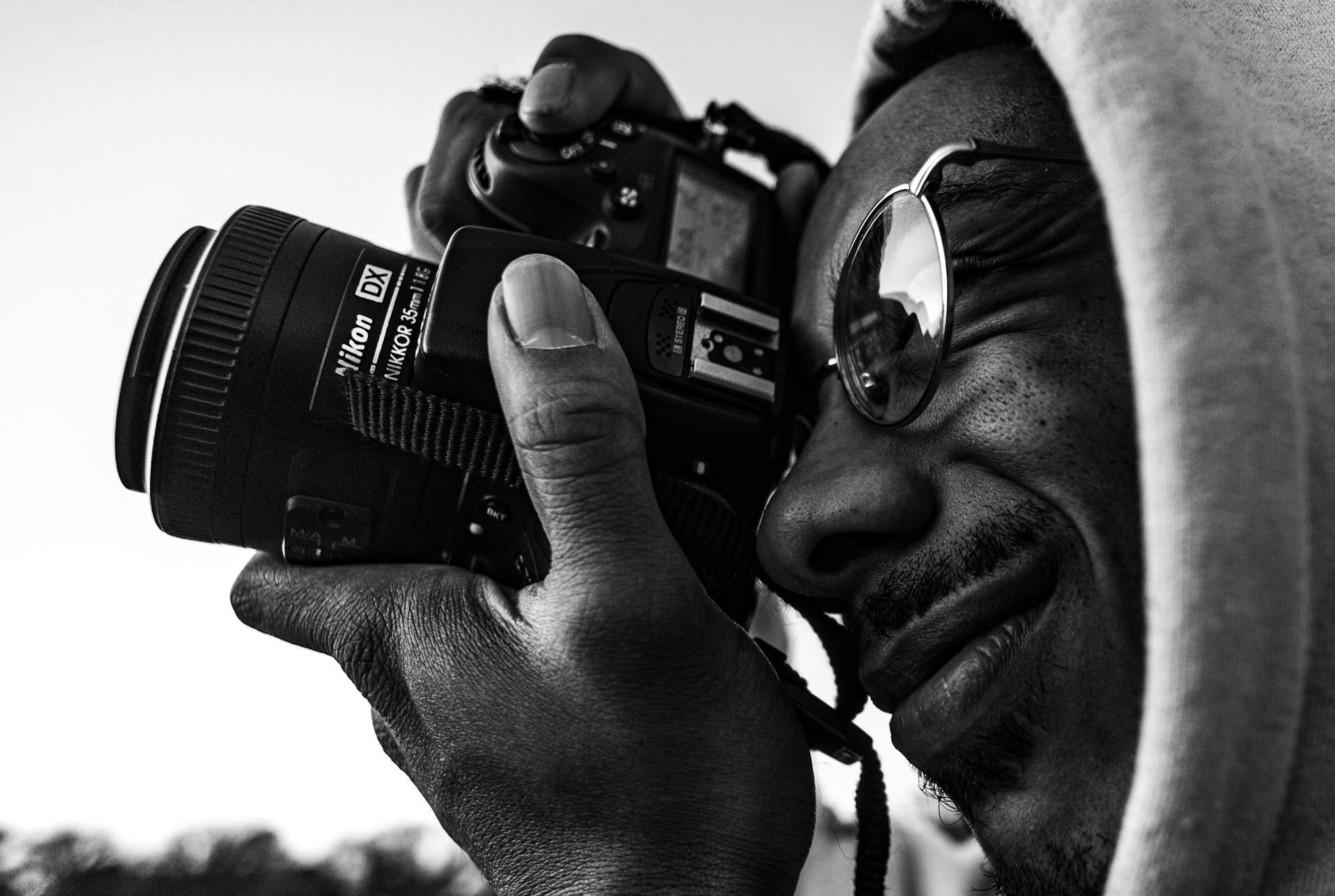 Ragazzo che scatta una foto con una reflex Nikon