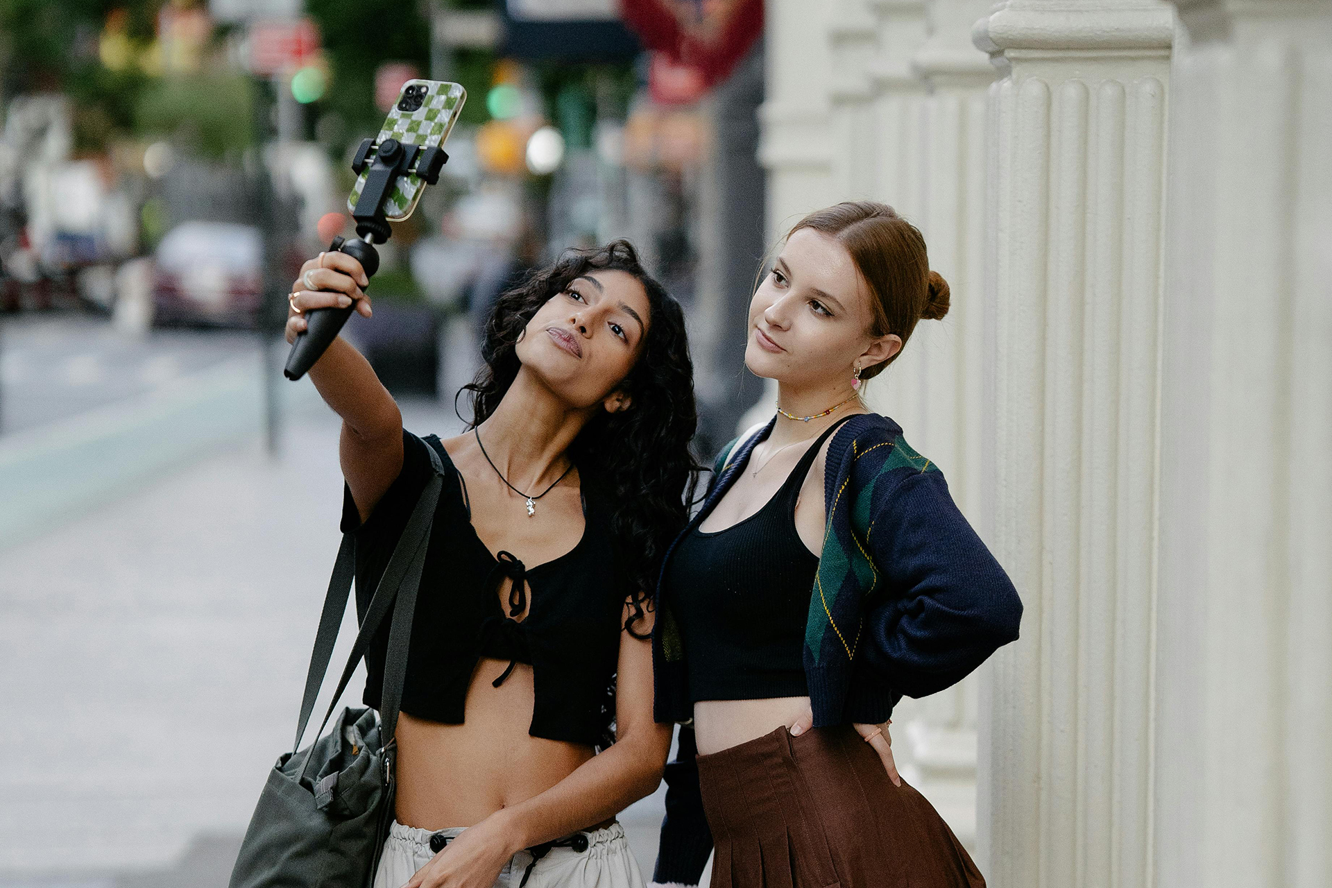 Due giovani donne che scattano un selfie in strada urbana durante un momento di viaggio