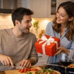 Coppia in cucina con donna che offre un regalo rosso a San Valentino