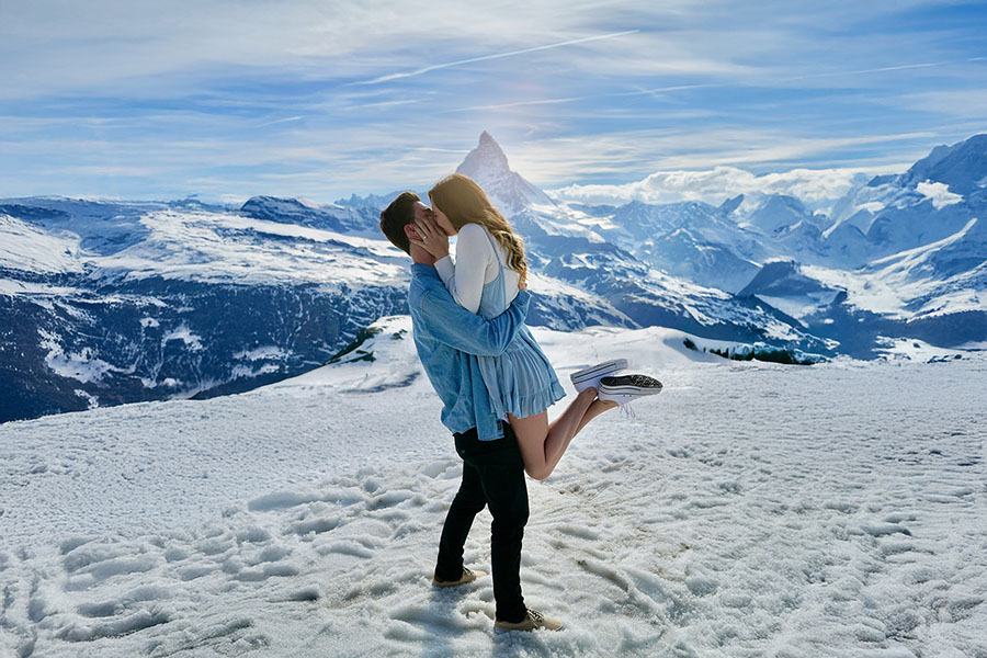 Coppia in montagna innevata con vista sul Cervino nelle Alpi svizzere