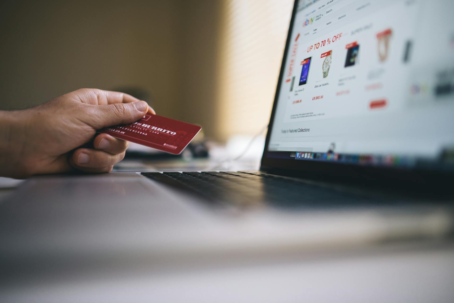 Interfaccia e-commerce su laptop con focus su sicurezza pagamenti e checkout online