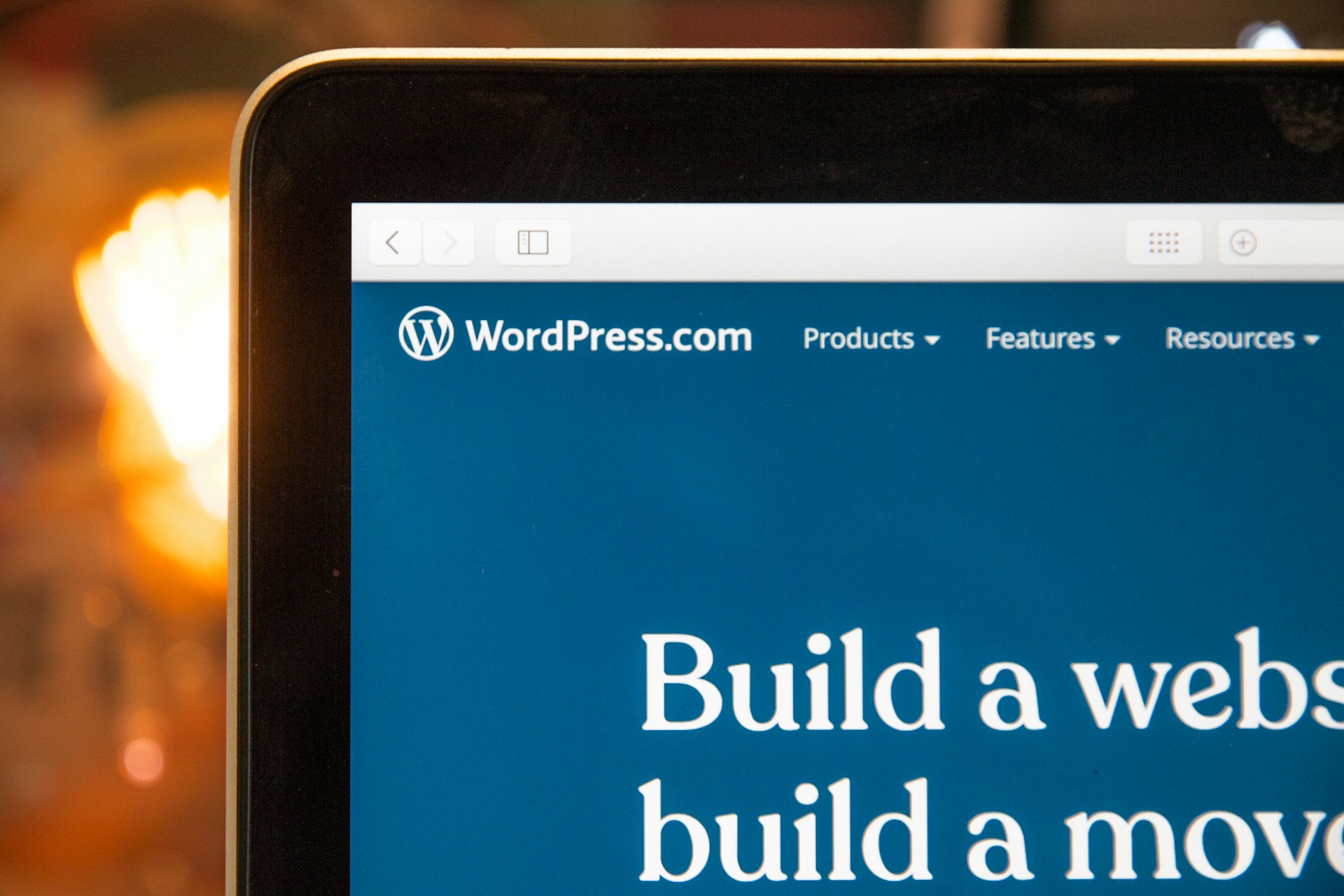 Homepage WordPress visualizzata su laptop per sviluppo e restyling siti web professionali