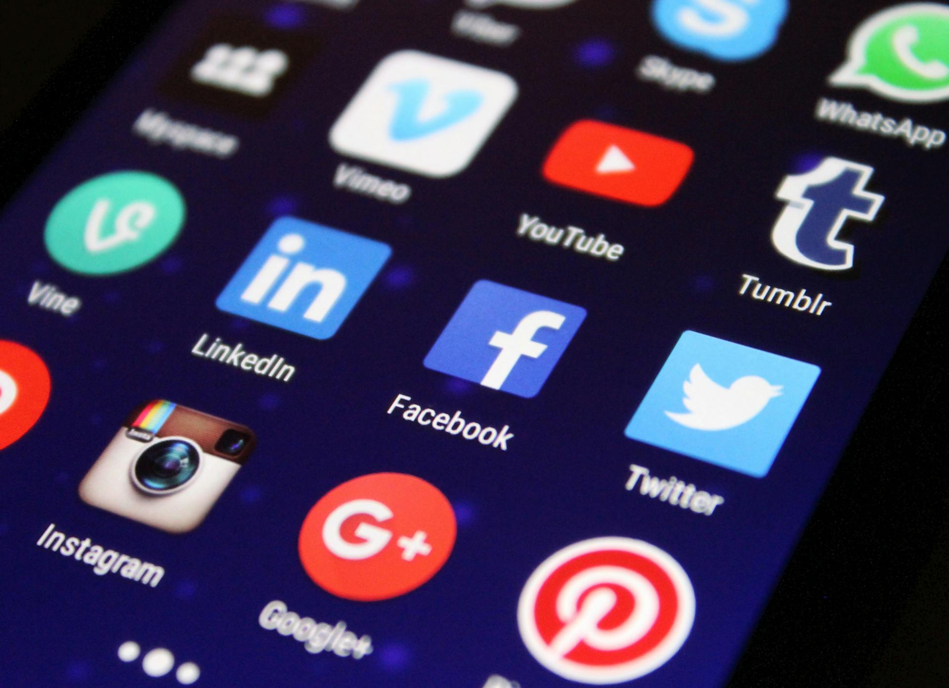 Smartphone con icone di social network e piattaforme di comunicazione digitale