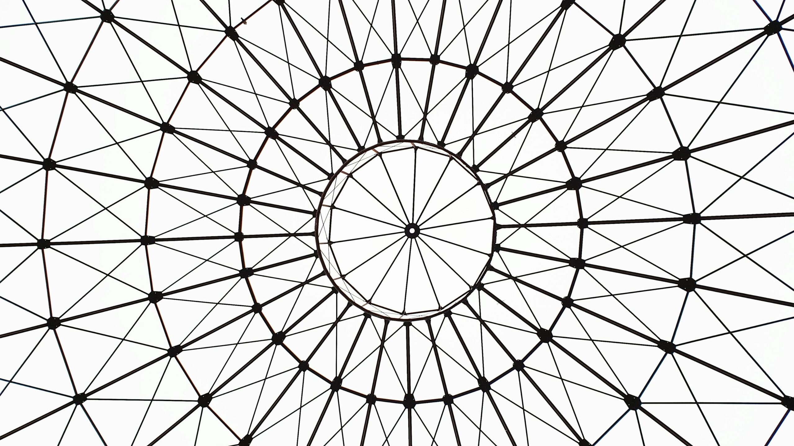 Struttura geometrica di soffitto moderno con lucernario e tralicci metallici