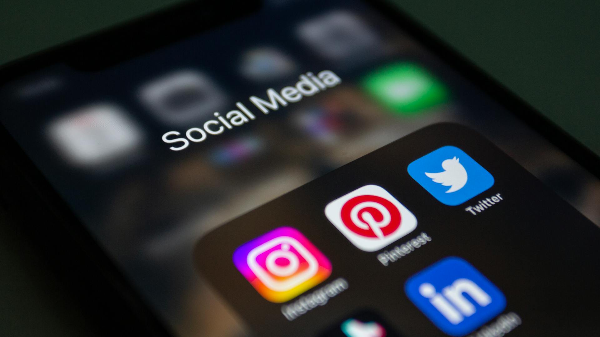 Smartphone con icone dei principali social media per comunicazione digitale e networking