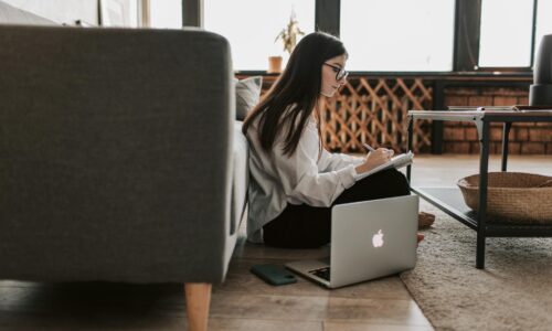Persona al lavoro da casa su laptop in smart working con postazione digitale organizzata