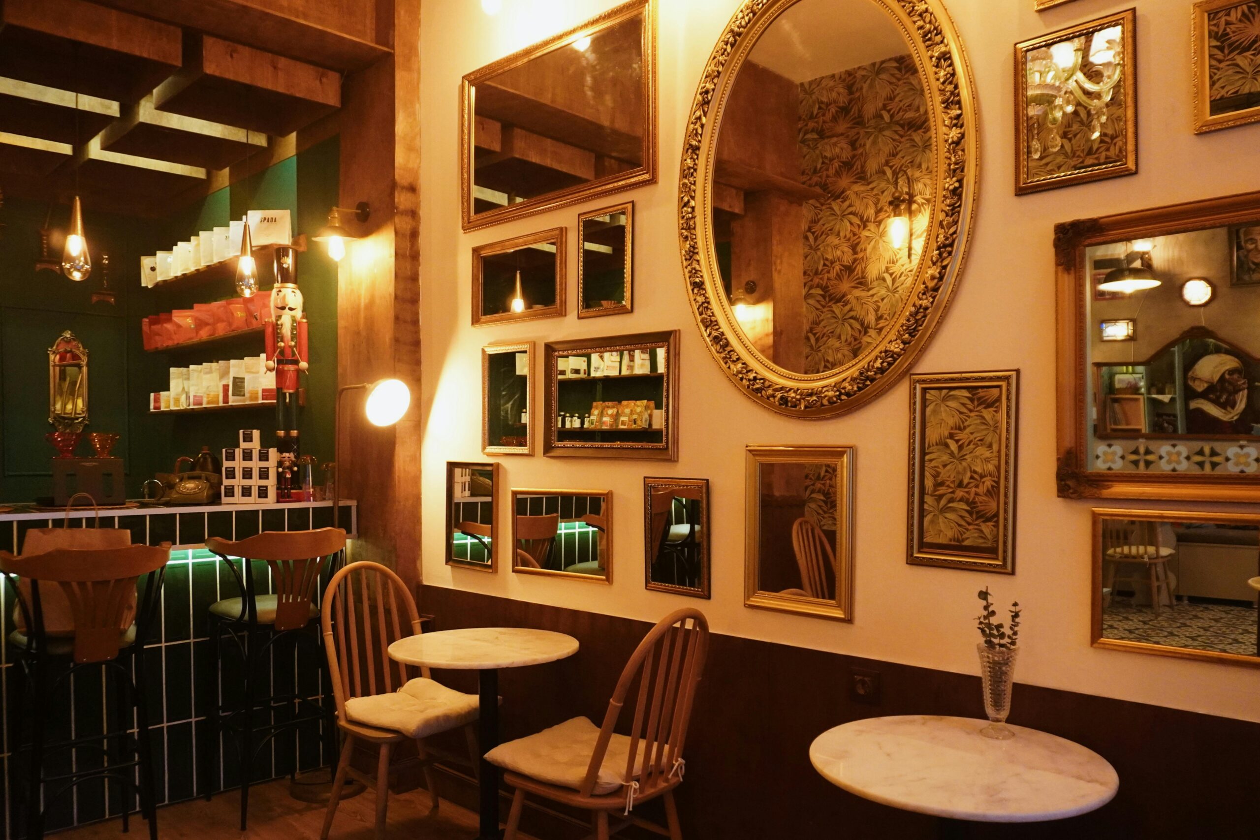 Interno di locale vintage con specchi decorativi e arredi in legno stile retrò