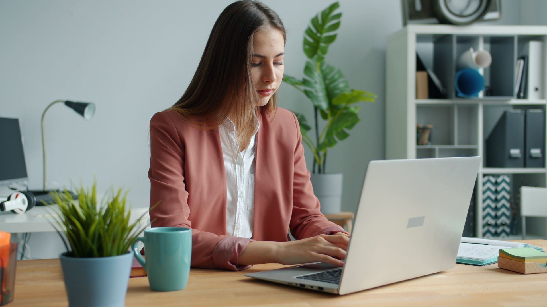 Professionista che lavora al computer in un ufficio moderno per una strategia di marketing e comunicazione a Barletta