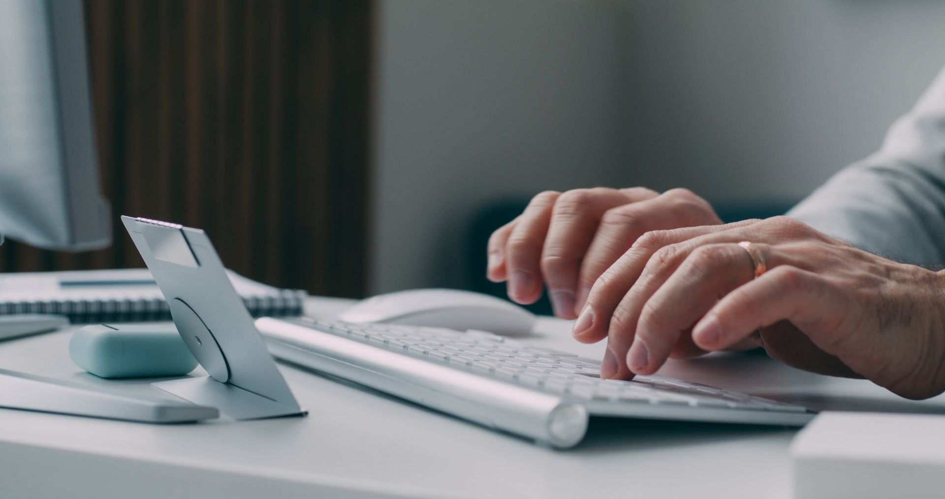 Consulente di comunicazione aziendale che lavora al computer in agenzia di marketing.