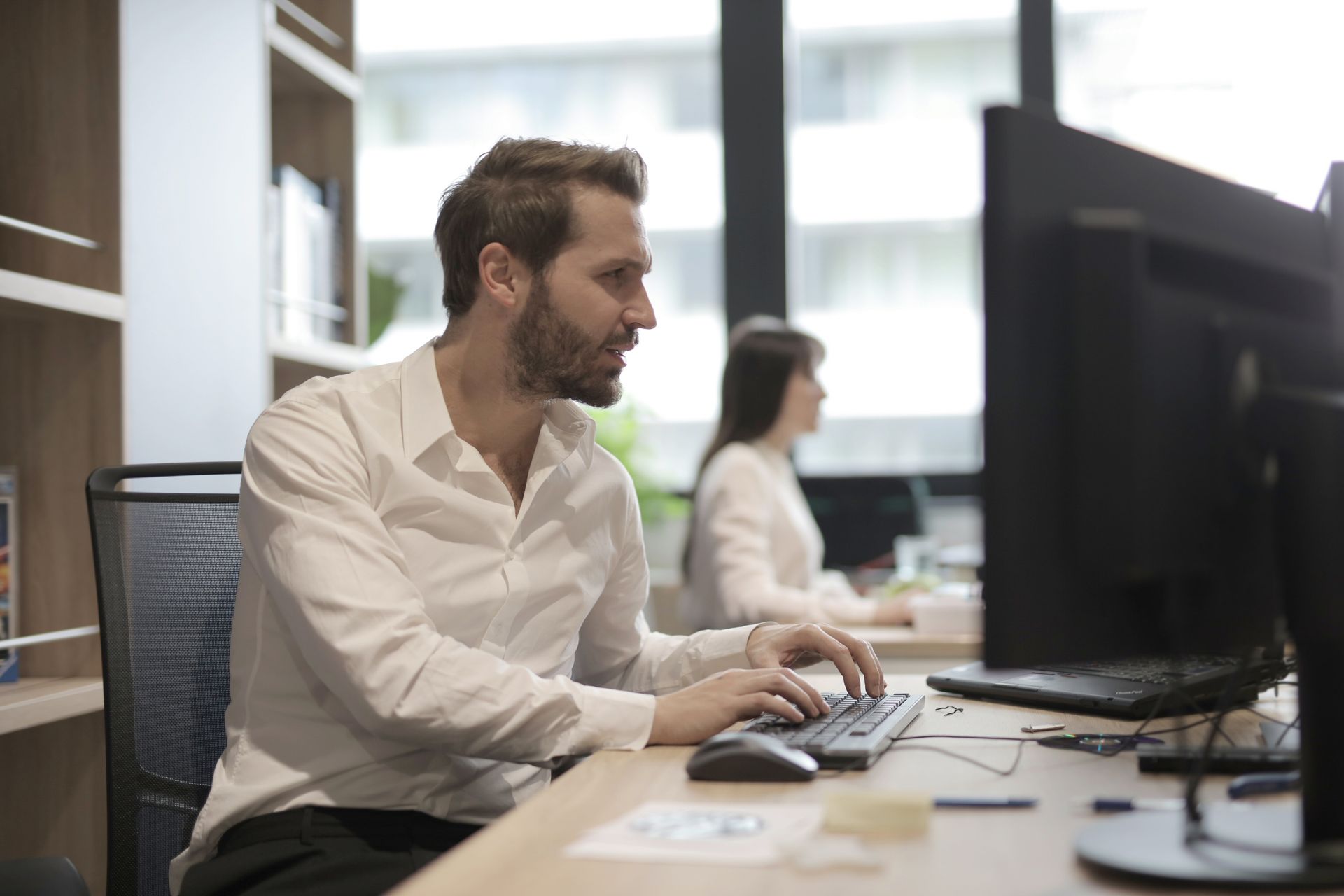 Consulenti di comunicazione digitale al lavoro in un ufficio moderno a Trinitapoli per ottimizzare siti web aziendali.