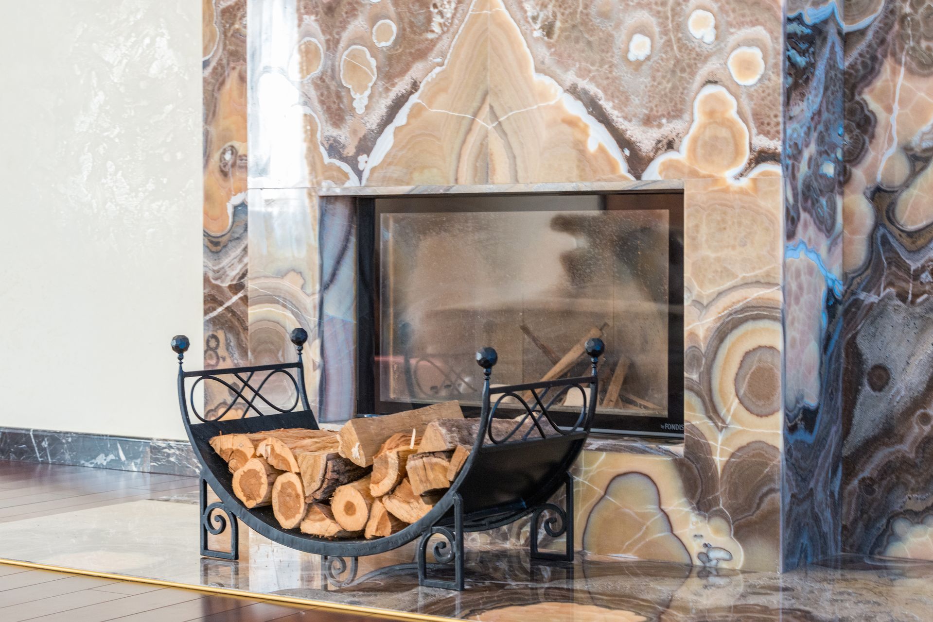 Rivestimento in marmo e onice per caminetto elegante in pietra naturale