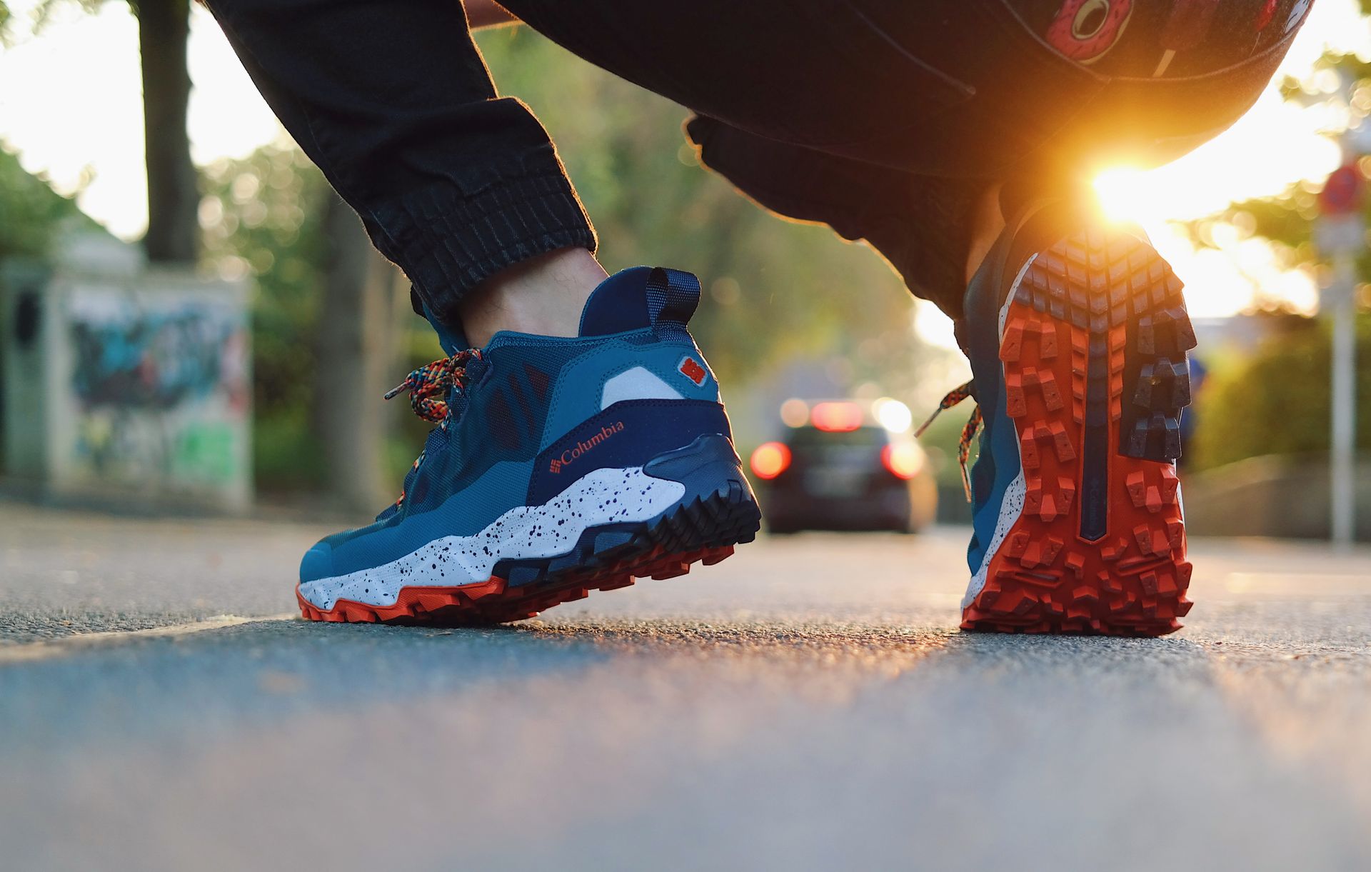 Scarpe sportive e sneakers in tessuto blu e bianco con suola rossa a contrasto