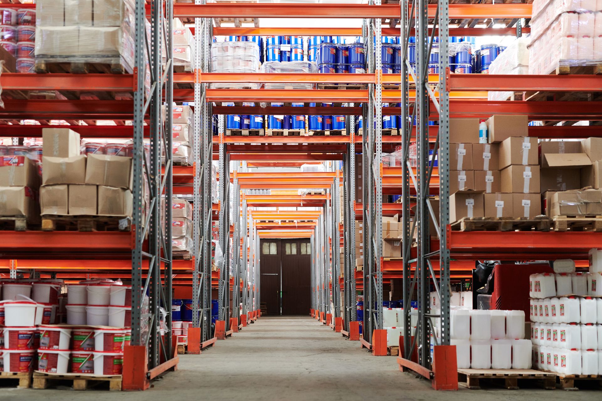 Magazzino logistico moderno con scaffalature industriali per la gestione merci e trasporti nella provincia Barletta Andria Trani.