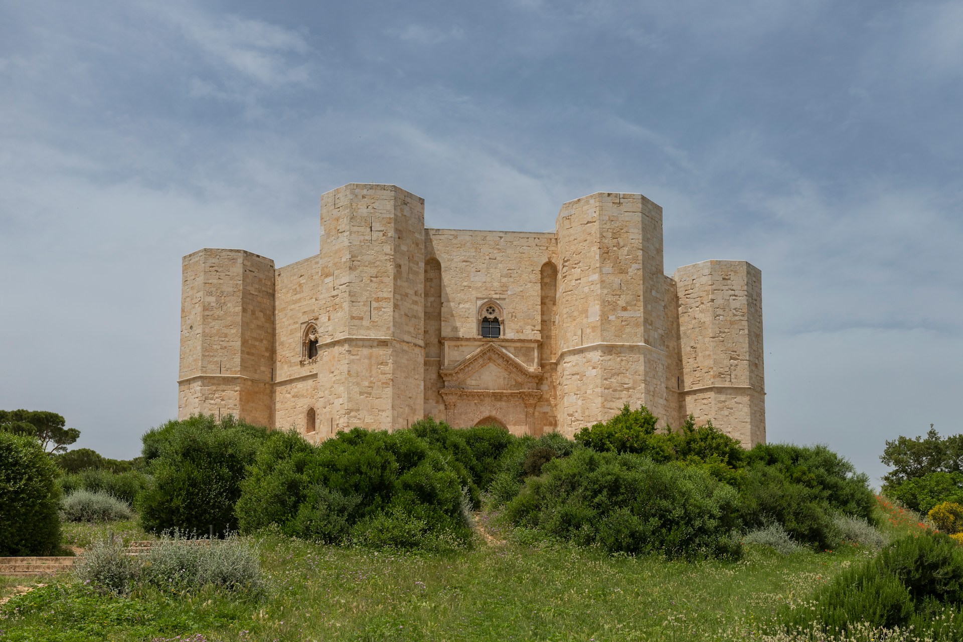 Castel del Monte visto dal basso immerso nel verde della BAT per una strategia di turismo culturale in Puglia