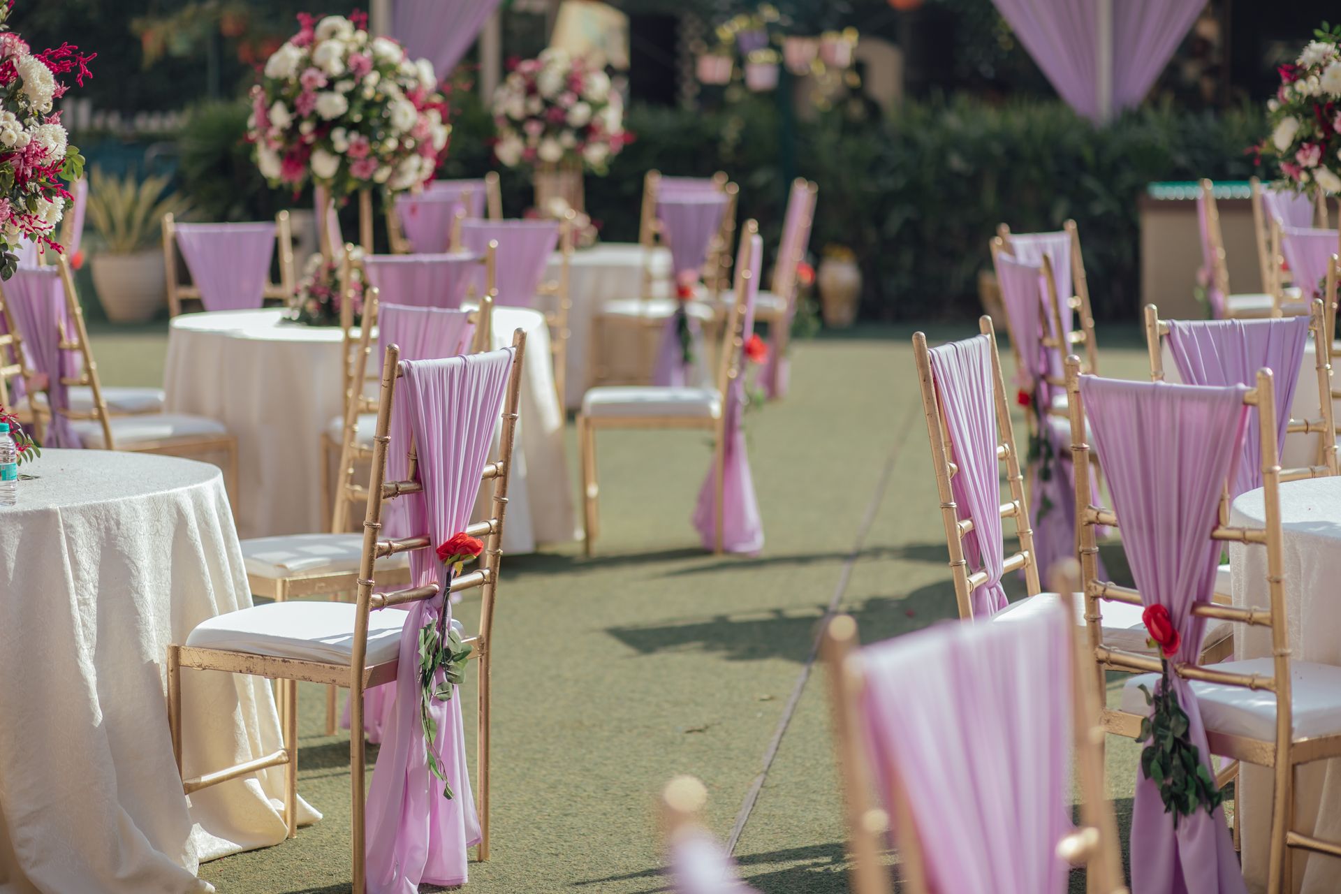 Sedie decorate con fiocchi rosa per un matrimonio all'aperto organizzato da un wedding planner nella BAT