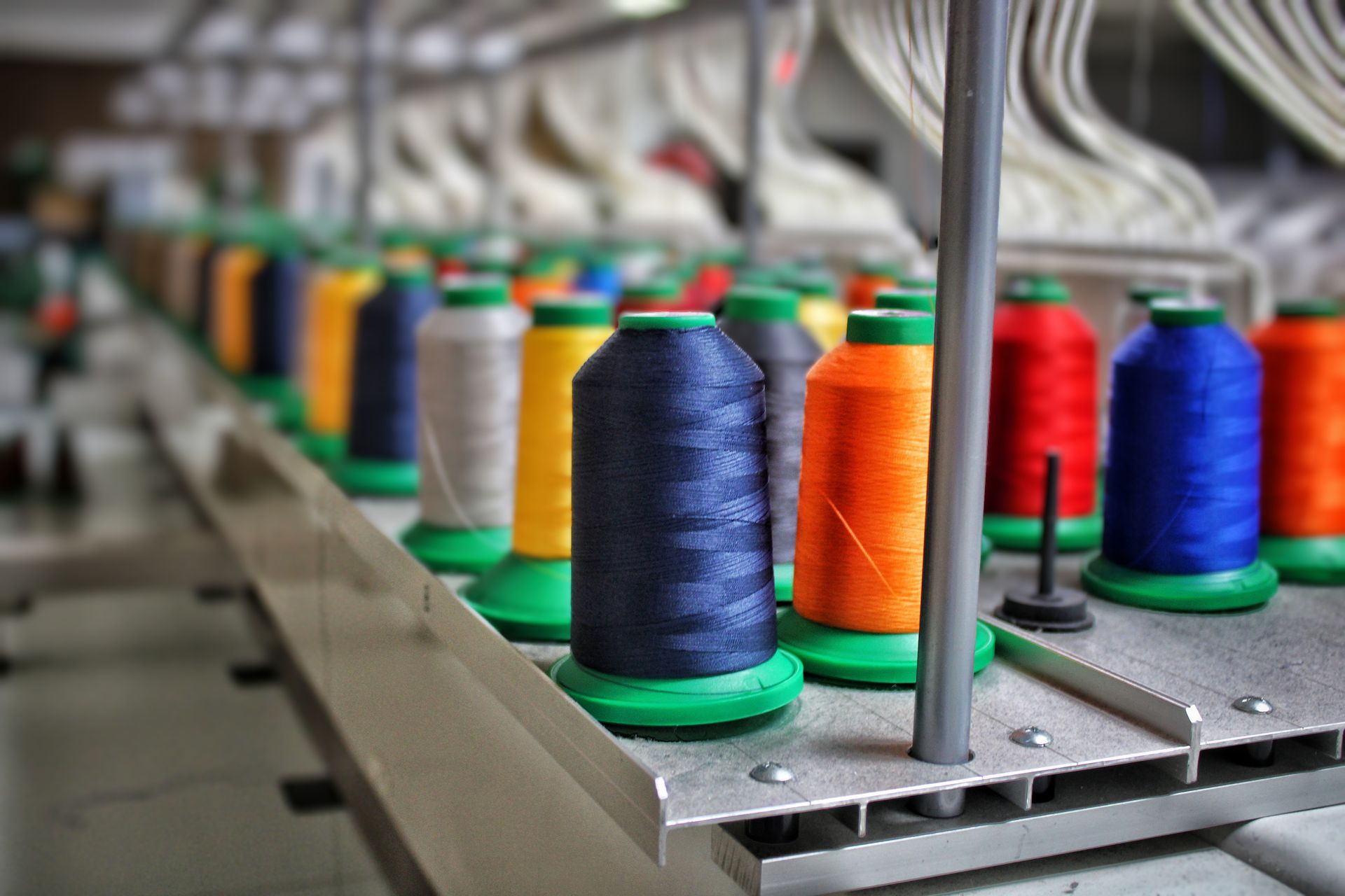 Rocchetti di filo colorati per cucito e produzione tessile industriale
