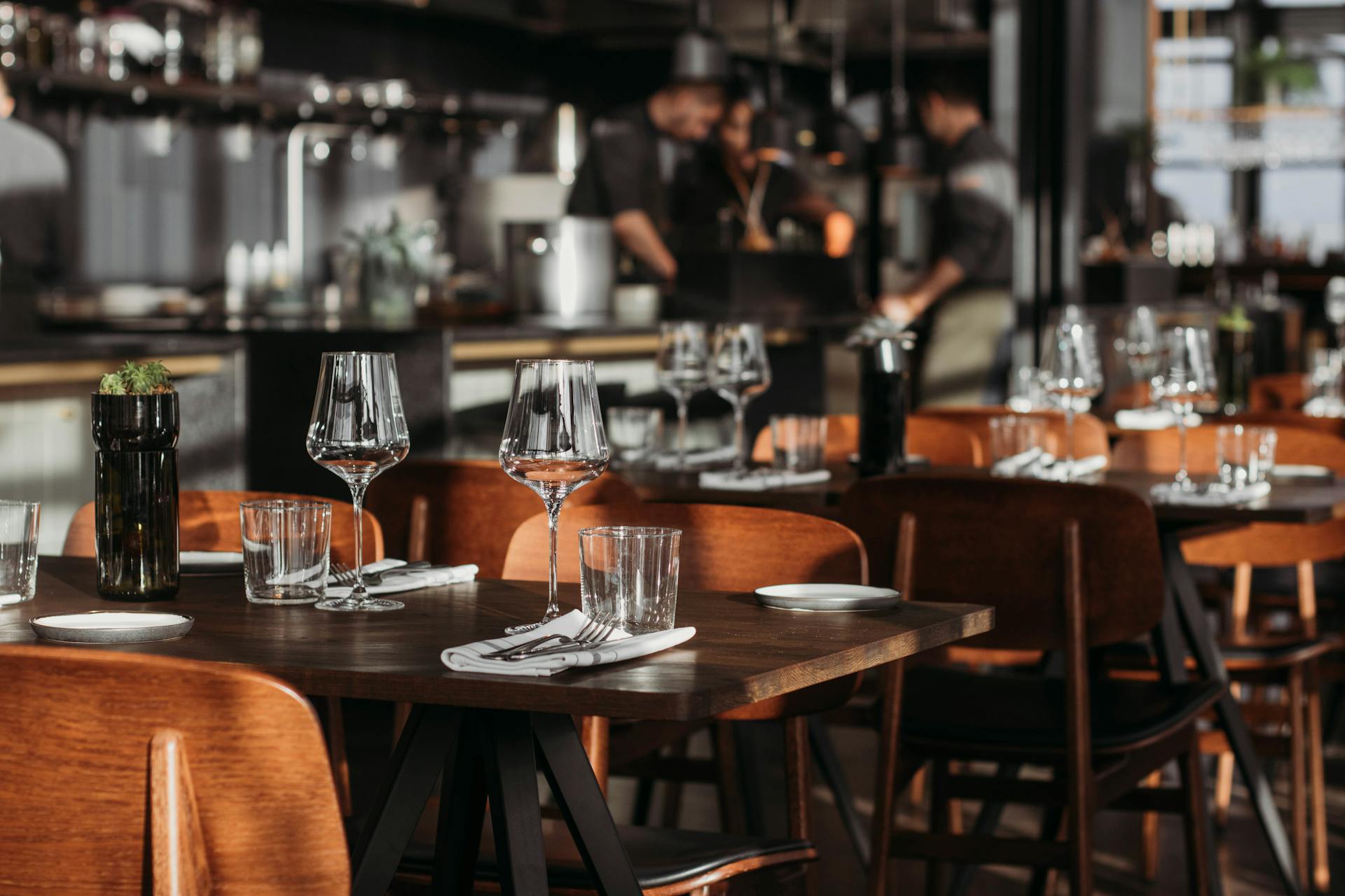 Interno di un ristorante di Andria con tavoli pronti per i clienti.