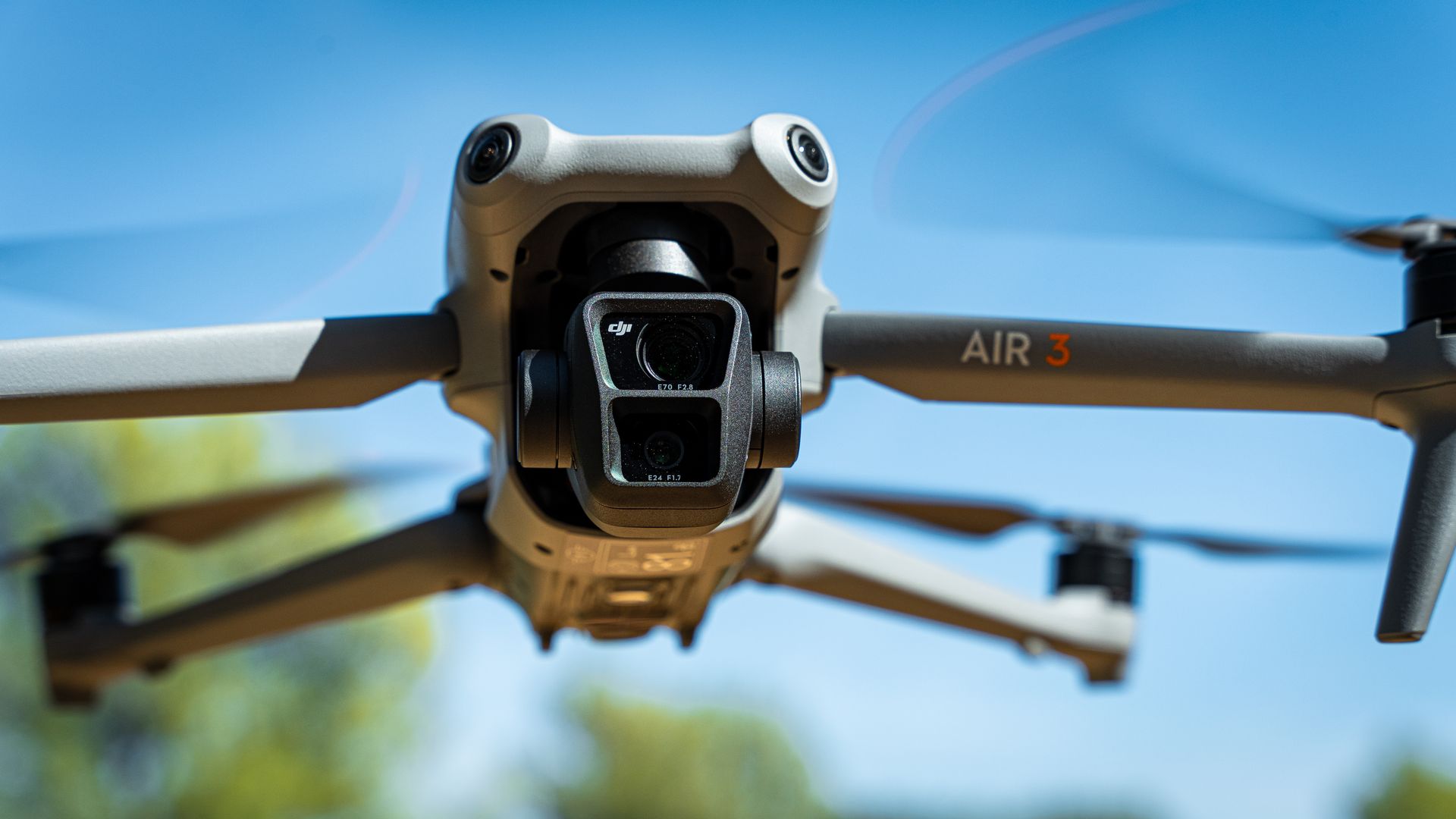Drone professionale in volo per riprese aeree panoramiche sulla città di Trani